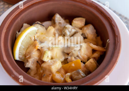 Il pesce bianco cotto al forno con patate e formaggio Foto Stock