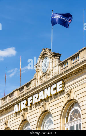 La Air France segno è affissa alla facciata di Les Invalides air terminal, ex stazione ferroviaria di Parigi, Francia. Foto Stock