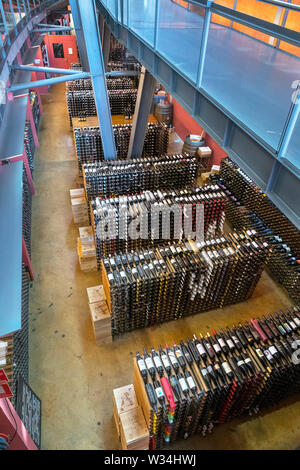 Rack di vino nel National Wine Centre of Australia, North Terrace Adelaide, South Australia, Australia Foto Stock