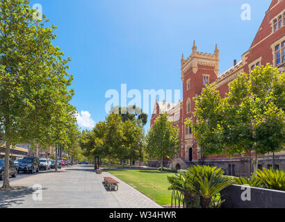 La Terrazza nord con il Brookman edificio Hall della University of South Australia (UNISA) sulla destra, City East Campus, Adelaide, Australia del Sud Foto Stock