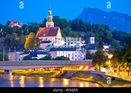 Salisburgo architettura storica e le vette delle montagne sullo sfondo vista serale, città in Austria Foto Stock