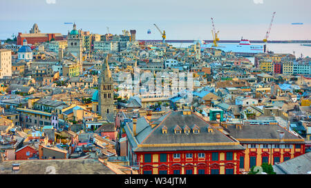 Panorama della città di Genova dal Belvedere di Castelletto osservazione desk, Italia Foto Stock
