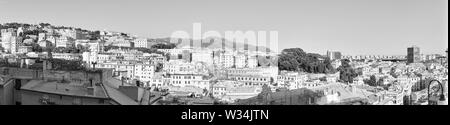 Panorama della città di Genova, Italia. Immagine in bianco e nero Foto Stock