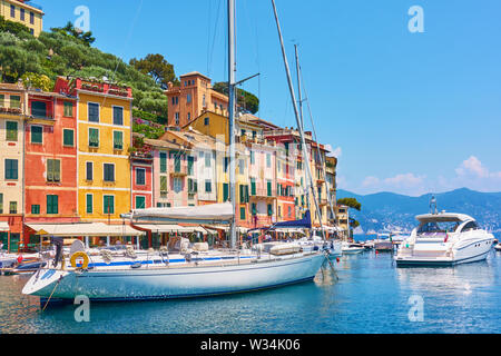 Portofino - ex villaggio di pescatori e resort di lusso ora sulla riviera italiana in Liguria, Italia Foto Stock
