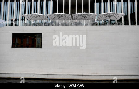 Berlino, Germania. 12 Luglio, 2019. Visitatori sedersi sulla terrazza all'aperto di recente James Simon Gallery sull isola dei musei. Credito: Britta Pedersen/dpa-Zentralbild/dpa/Alamy Live News Foto Stock