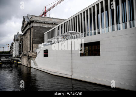 Berlino, Germania. 12 Luglio, 2019. Visitatori sedersi sulla terrazza all'aperto di recente James Simon Gallery sull isola dei musei. Credito: Britta Pedersen/dpa-Zentralbild/dpa/Alamy Live News Foto Stock