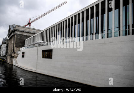 Berlino, Germania. 12 Luglio, 2019. Visitatori sedersi sulla terrazza all'aperto di recente James Simon Gallery sull isola dei musei. Credito: Britta Pedersen/dpa-Zentralbild/dpa/Alamy Live News Foto Stock