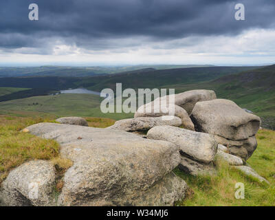 Affacciato su Kinder sul serbatoio del The Pennine Way con Dark nuvole temporalesche overhead, Peak District, REGNO UNITO Foto Stock