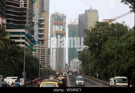 (190712) -- MUMBAI, luglio 12, 2019 (Xinhua) -- Fotografia scattata a luglio 12, 2019 mostra gli edifici in costruzione in Mumbai, India. India del capitale finanziaria Mumbai della risorsa residenziale rimane il meno abbordabile del paese come la nazione è la convenienza di alloggiamento è peggiorata negli ultimi quattro anni, le risultanze della nazione la banca centrale ha rilasciato detto tardi il giovedì. Gli acquirenti di immobili residenziali in Mumbai ora pagare 43,3 percento del loro reddito equo rata mensile (IME) per il prestito iniziale rispetto al 42,6 percento del loro reddito in marzo 2015. (Str/Xinhua) Foto Stock