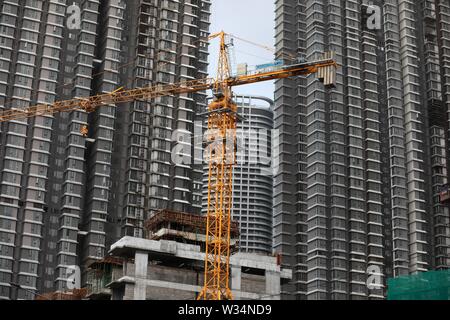 (190712) -- MUMBAI, luglio 12, 2019 (Xinhua) -- Fotografia scattata a luglio 12, 2019 mostra gli edifici in costruzione in Mumbai, India. India del capitale finanziaria Mumbai della risorsa residenziale rimane il meno abbordabile del paese come la nazione è la convenienza di alloggiamento è peggiorata negli ultimi quattro anni, le risultanze della nazione la banca centrale ha rilasciato detto tardi il giovedì. Gli acquirenti di immobili residenziali in Mumbai ora pagare 43,3 percento del loro reddito equo rata mensile (IME) per il prestito iniziale rispetto al 42,6 percento del loro reddito in marzo 2015. (Str/Xinhua) Foto Stock