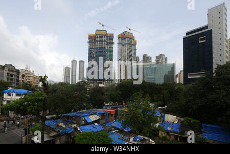 (190712) -- MUMBAI, luglio 12, 2019 (Xinhua) -- Fotografia scattata a luglio 12, 2019 mostra gli edifici in costruzione in Mumbai, India. India del capitale finanziaria Mumbai della risorsa residenziale rimane il meno abbordabile del paese come la nazione è la convenienza di alloggiamento è peggiorata negli ultimi quattro anni, le risultanze della nazione la banca centrale ha rilasciato detto tardi il giovedì. Gli acquirenti di immobili residenziali in Mumbai ora pagare 43,3 percento del loro reddito equo rata mensile (IME) per il prestito iniziale rispetto al 42,6 percento del loro reddito in marzo 2015. (Str/Xinhua) Foto Stock