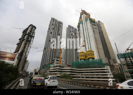 (190712) -- MUMBAI, luglio 12, 2019 (Xinhua) -- Fotografia scattata a luglio 12, 2019 mostra gli edifici in costruzione in Mumbai, India. India del capitale finanziaria Mumbai della risorsa residenziale rimane il meno abbordabile del paese come la nazione è la convenienza di alloggiamento è peggiorata negli ultimi quattro anni, le risultanze della nazione la banca centrale ha rilasciato detto tardi il giovedì. Gli acquirenti di immobili residenziali in Mumbai ora pagare 43,3 percento del loro reddito equo rata mensile (IME) per il prestito iniziale rispetto al 42,6 percento del loro reddito in marzo 2015. (Str/Xinhua) Foto Stock