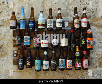 Visualizzazione delle bottiglie di birra sul muro. Foto Stock