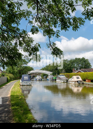 Barche a motore ormeggiato sulle rive del canale di Lancaster a Garstang, vicino a Preston, Lancashire, Regno Unito Foto Stock