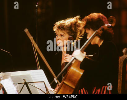 Il Violinista femmina in orchestra. Foto Stock