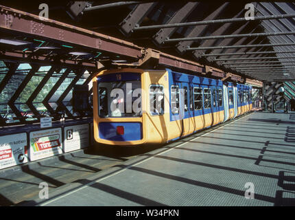 SCHWEBEBAHN a Wuppertal in Germania è una ferrovia di sospensione dal 1901.La sua la più antica ferrovia con appendere le automobili nel mondo. Foto Stock