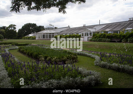 Il conservatorio e formale del semi-circolare di 'Italian' giardino, Chiswick Park, West London W4 England Regno Unito Foto Stock