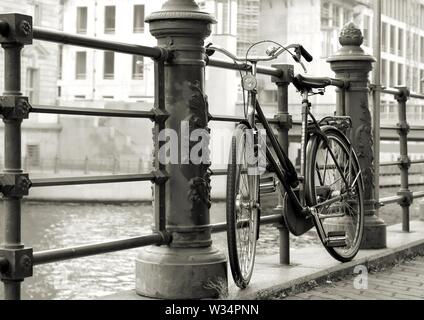 Le biciclette parcheggiate sulle rive del fiume Sprea nel centro di Berlino Foto Stock