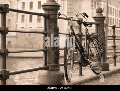 Le biciclette parcheggiate sulle rive del fiume Sprea nel centro di Berlino Foto Stock