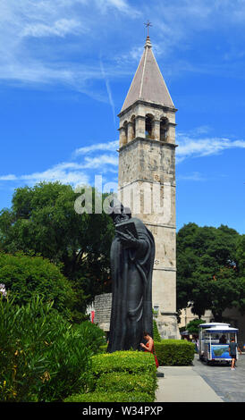 Statua di Gregorio di Nin e Campanile di San Arnir in Split, Croazia. Foto Stock