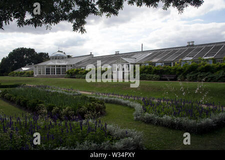 Il conservatorio e formale del semi-circolare di 'Italian' giardino, Chiswick Park, West London W4 England Regno Unito Foto Stock