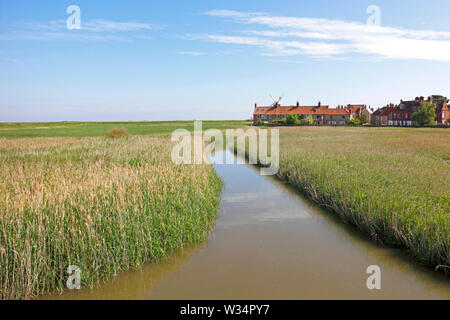 Una vista del fiume Glaven avvicinando Cley Windmill sulla Costa North Norfolk a Cley-next-Mare, Norfolk, Inghilterra, Regno Unito, Europa. Foto Stock