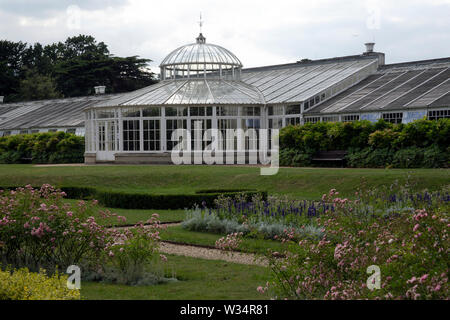 Il conservatorio e formale del semi-circolare di 'Italian' giardino, Chiswick Park, West London W4 England Regno Unito Foto Stock