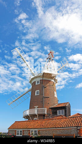 Una vista ravvicinata di Cley Windmill sulla Costa North Norfolk a Cley-next-il-Mare, Norfolk, Inghilterra, Regno Unito, Europa. Foto Stock
