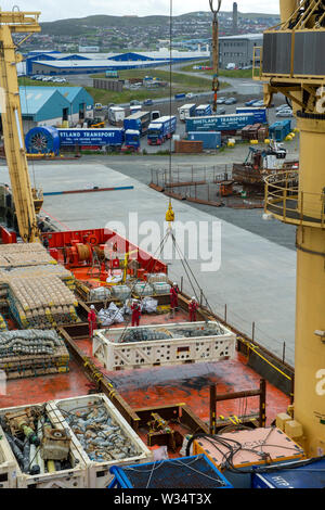 Normand Clipper ormeggio e la messa a terra smantellata oil rig di metallo di scarto da impianti di trivellazione di petrolio nel mare del Nord a Lerwick Shetland Scozia Scotland Foto Stock