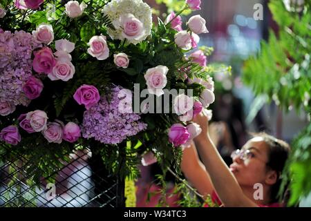 Kunming, la Cina della provincia dello Yunnan. 12 Luglio, 2019. I fiori sono visualizzati nel xx Kunming International Flower Expo di Cina a Kunming Dianchi International Convention and Exhibition Centre di Kunming, capitale del sud-ovest della Cina di Provincia di Yunnan, luglio 12, 2019. Oltre 400 espositori provenienti da 19 Paesi assistono all'expo che ha dato dei calci a fuori qui il venerdì. Credito: Qin Qing/Xinhua/Alamy Live News Foto Stock