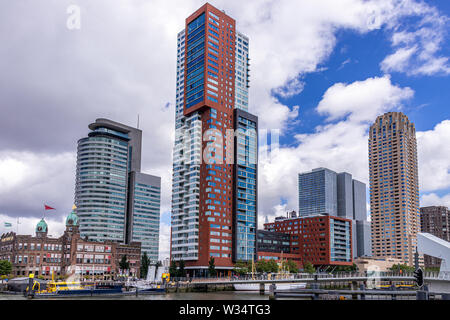 Skyline di Kop van Zuid del distretto di Rotterdam, Paesi Bassi, con Hotel New York e skyscapers World Port Center, Montevideo Tower e New Orleans tow Foto Stock
