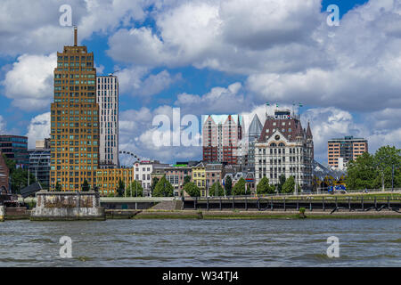 Paesaggio di Rotterdam, Paesi Bassi, con il fiume Nieuwe Maas, Witte Huis o Casa Bianca Foto Stock