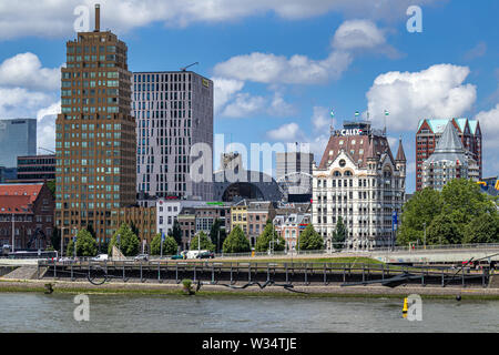 Paesaggio di Rotterdam, Paesi Bassi, con il fiume Nieuwe Maas, Witte Huis o Casa Bianca Foto Stock
