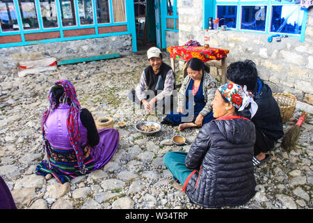 Pranzo dopo il lavoro nel campo di patate. La popolazione locale a pranzo (patate lesse) nel gruppo. Foto Stock