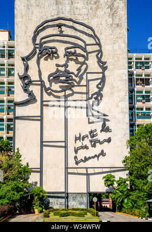 L'Avana, Cuba - Gennaio 4, 2019: Plaza de la Revolución o Piazza della Rivoluzione che include il murale dell'iconico Ernesto "Che" Guevara. Foto Stock