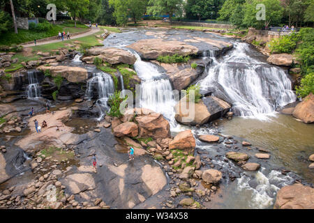 Una vista del Reedy River Falls a Falls Park in downtown Greenville, South Carolina, visto dal Ponte della Libertà. Foto Stock