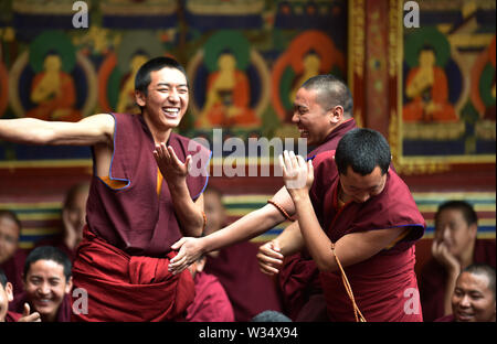 Xigaze, la Cina della regione autonoma del Tibet. 12 Luglio, 2019. I monaci dibattito presso il monastero di Tashilhunpo in Xigaze, a sud-ovest della Cina di regione autonoma del Tibet, luglio 12, 2019. Credito: Chogo/Xinhua/Alamy Live News Foto Stock