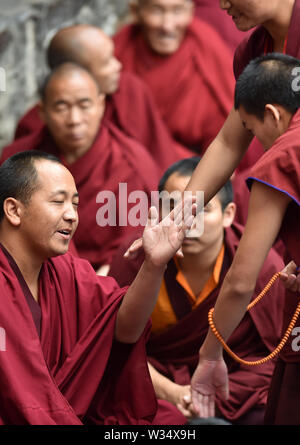 Xigaze, la Cina della regione autonoma del Tibet. 12 Luglio, 2019. I monaci dibattito presso il monastero di Tashilhunpo in Xigaze, a sud-ovest della Cina di regione autonoma del Tibet, luglio 12, 2019. Credito: Chogo/Xinhua/Alamy Live News Foto Stock