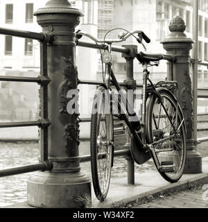 Le biciclette parcheggiate sulle rive del fiume Sprea nel centro di Berlino Foto Stock