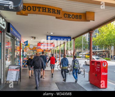 Negozi, caffetterie e ristoranti su King William Street nel quartiere centrale degli affari (CBD), Adelaide, South Australia, Australia Foto Stock