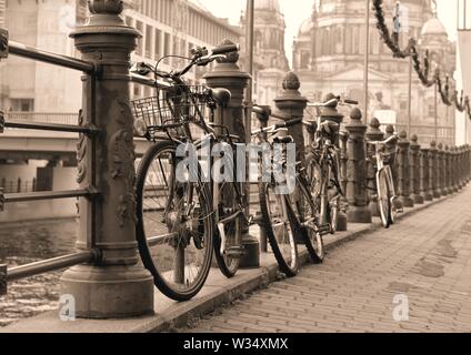 Le biciclette parcheggiate sulle rive del fiume Sprea nel centro di Berlino Foto Stock