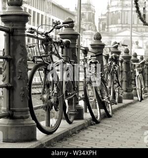 Le biciclette parcheggiate sulle rive del fiume Sprea nel centro di Berlino Foto Stock