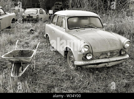 Vecchie automobili Trabant in una proprietà a Magdeburg Foto Stock