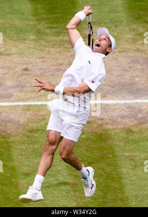 Londra, Regno Unito. 12 Luglio, 2019. Roberto Bautista-Agut dalla Spagna è in azione al giorno 11 al Wimbledon Tennis Championships 2019 a All England Lawn Tennis e Croquet Club di Londra. Credito: Frank Molter/Alamy Live News Foto Stock