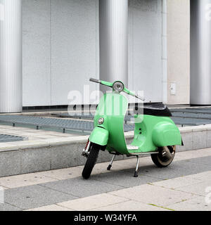 Scooter parcheggiata nel centro cittadino di Berlino Foto Stock