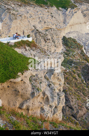 Un paio di godere della vista sulla Caldera dal loro albergo a Megalochori vicino a Oia - Santorini , Grecia al 30.05.19. © Peter Schatz / Alamy Stock Foto Foto Stock