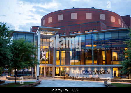 GREENVILLE, SC (USA) - Luglio 5, 2019: una vista della pace Centro per le arti dello spettacolo al tramonto in downtown Greenville. Foto Stock