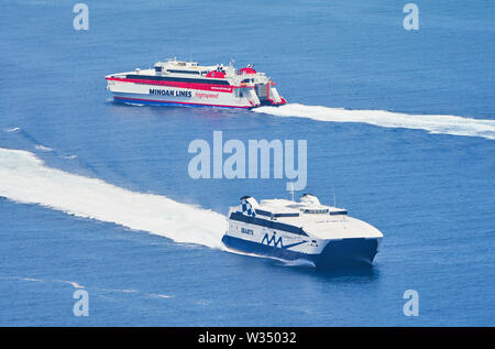 SeaJets e Minoan Lines traghetto, visto da in Megalochori vicino a Oia e Fira, Santorini , Grecia al 31.05.2019. © Peter Schatz / Alamy Stock Foto Foto Stock