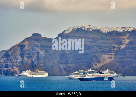 Vista sulla Caldera con porto dalla Megalochori vicino a Oia e Fira, Santorini , Grecia al 02.06.2019. © Peter Schatz / Alamy Stock Foto Foto Stock