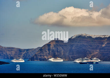 Vista sulla Caldera con porto dalla Megalochori vicino a Oia e Fira, Santorini , Grecia al 02.06.2019. © Peter Schatz / Alamy Stock Foto Foto Stock